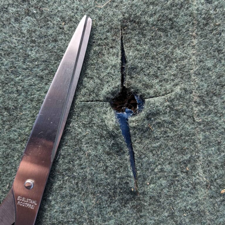 Kreuzschnitt in blaue Barrierefolie und Vlies