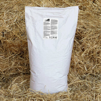 Weißer 20-kg Sack mymom Müsli Plus, steht auf Stroh im Stall