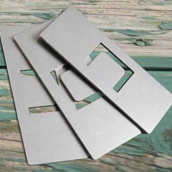 Nahaufnahme von drei nebeneinanderliegenden Safeline-Platten, die für die Sicherung von Silos verwendet werden