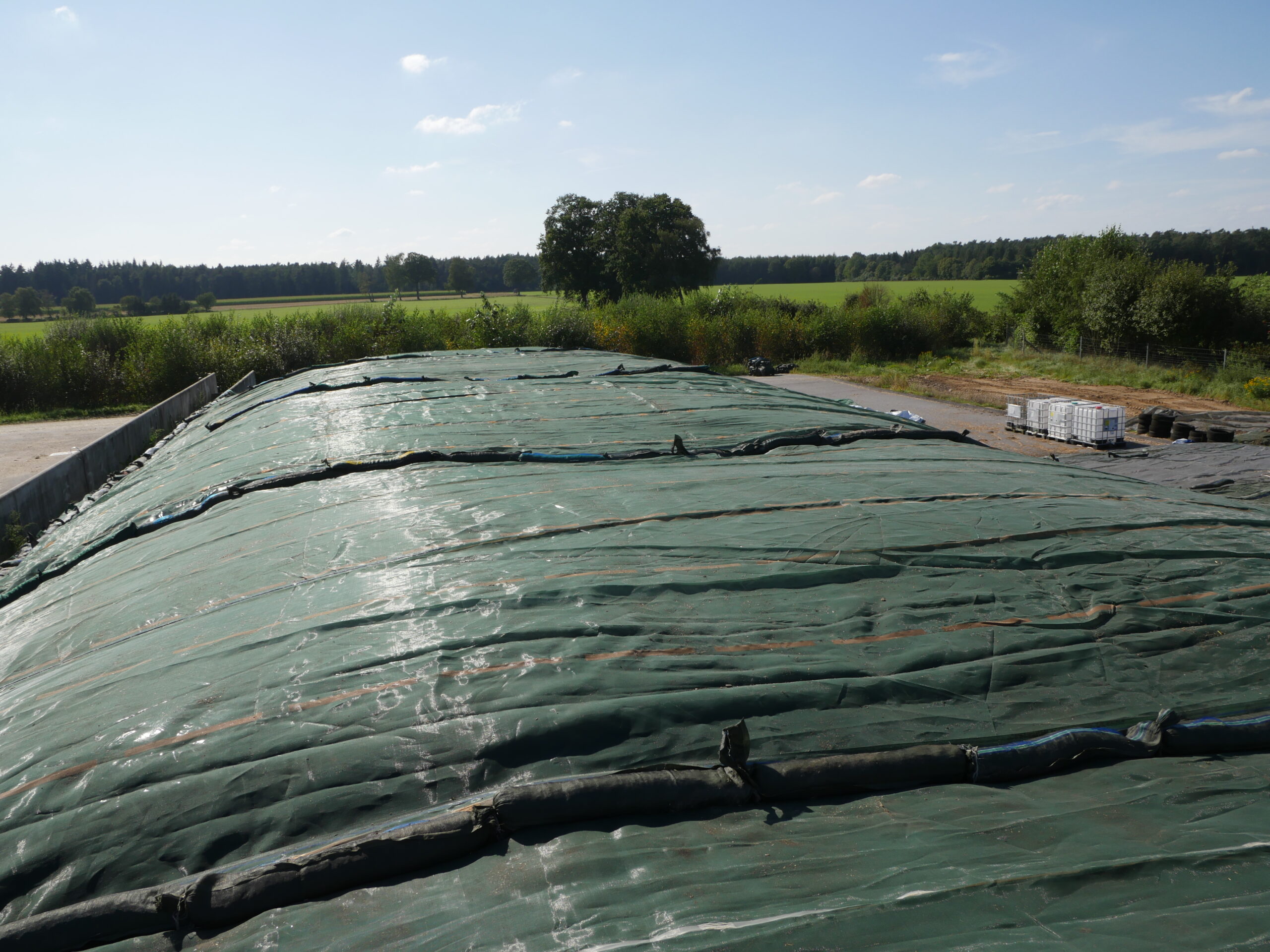 Auf einem Silo verlegte Schutzgitter und Silosäcke, die als Barriere dienen, um die Silage zu sichern