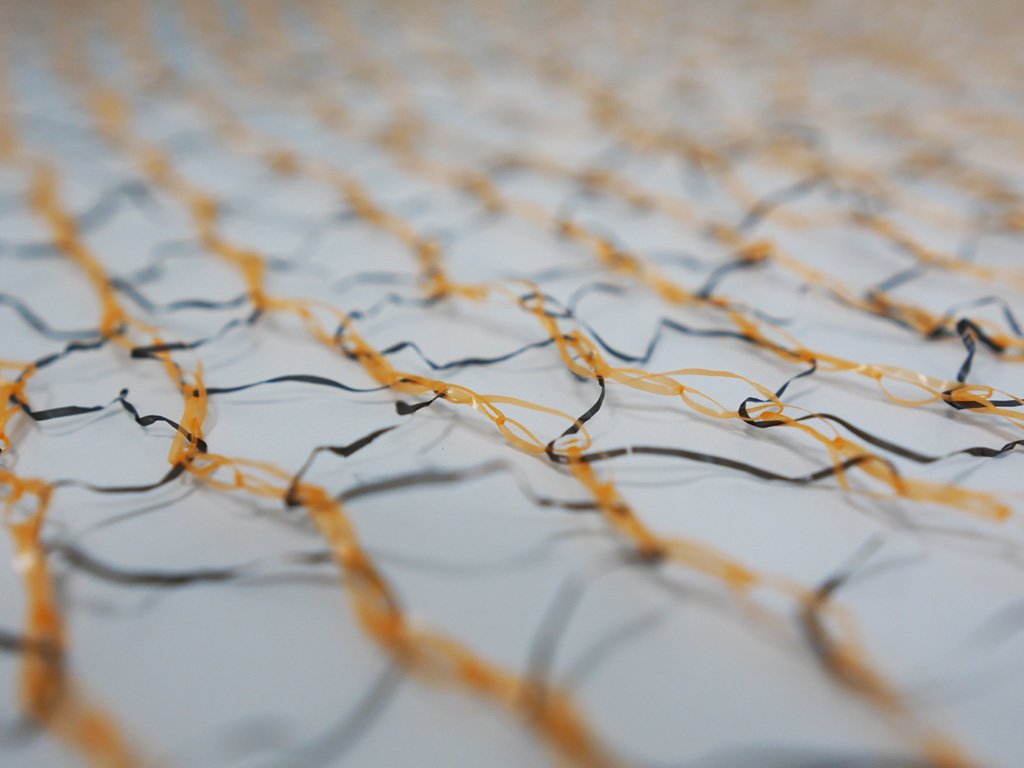 Eine Nahaufnahme von einem jbs Rundballennetz um die verschiedenen Fäden zu verdeutlichen.