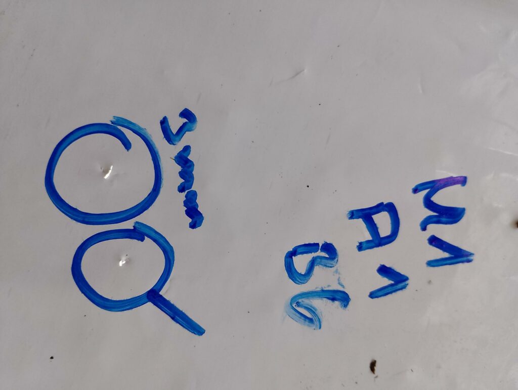 Eine Nahaufnahme einer weißen Silofolie, welche zwei 3mm große Löcher hat, die trotz dem Schutz durch ein Siloschutzgitter entstanden sind.