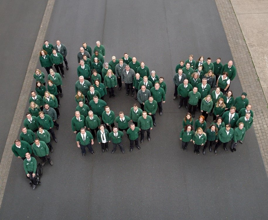 Luftaufnahme des JBS-Geländes, auf dem Mitarbeiter sichtbar platziert sind, um Standort und Team darzustellen